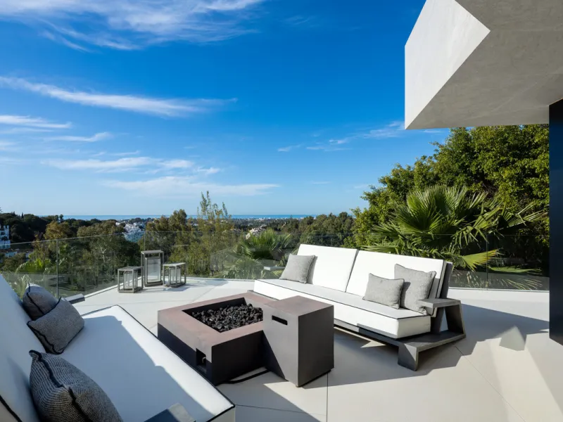 This is a contemporary 5-bedroom luxury villa for sale in the prestigious La Quinta Golf Resort, Benahavís, offering panoramic views and exceptional modern living in one of the Costa del Sol's most desirable gated communities.