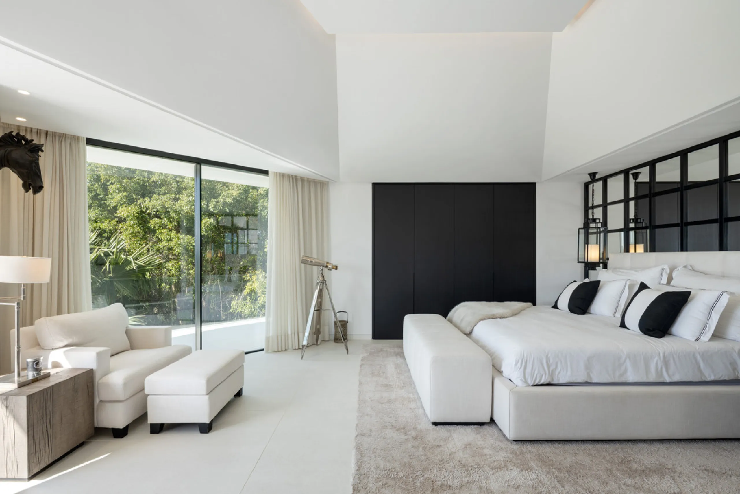 This is a contemporary 5-bedroom luxury villa for sale in the prestigious La Quinta Golf Resort, Benahavís, offering panoramic views and exceptional modern living in one of the Costa del Sol's most desirable gated communities.