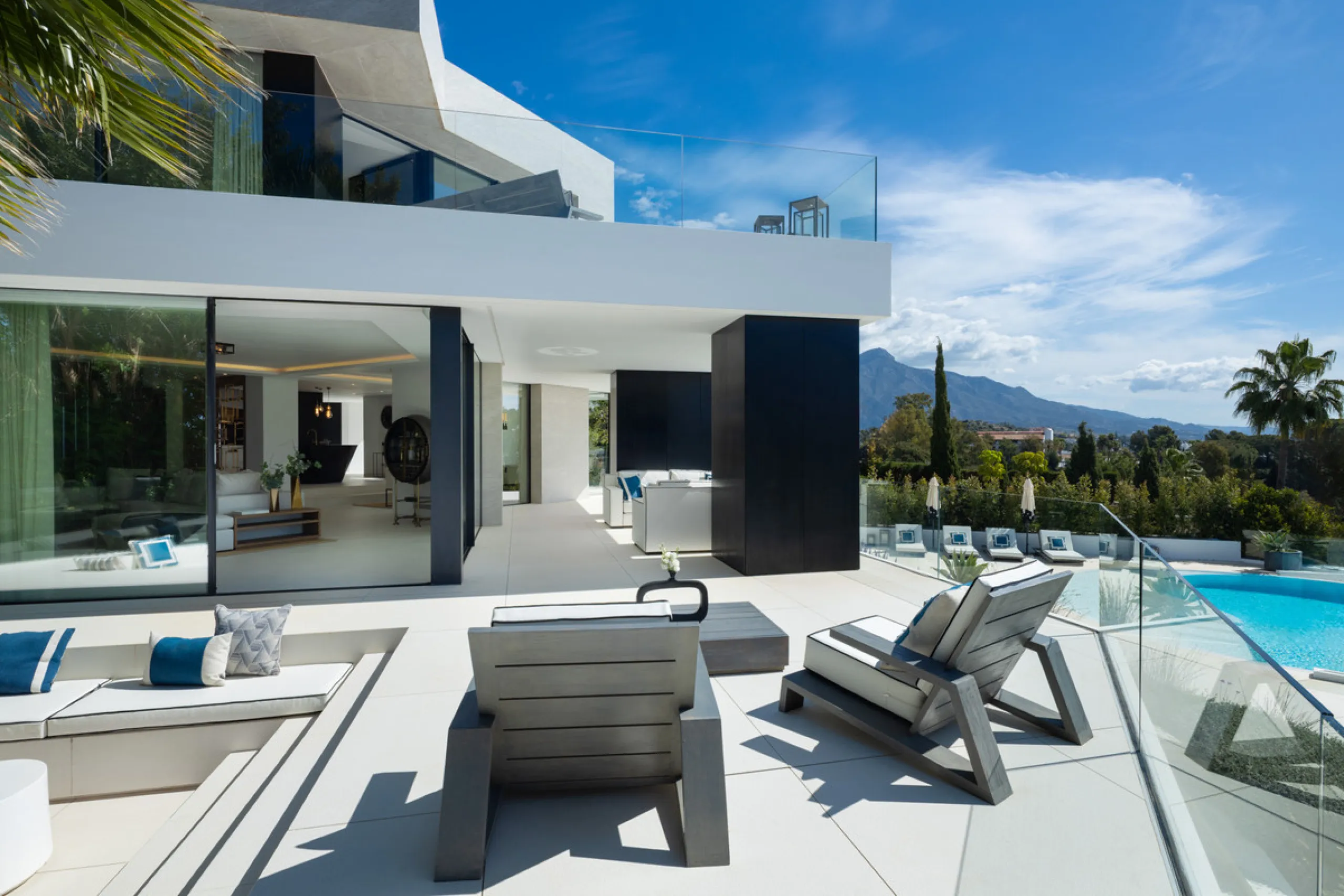 This is a contemporary 5-bedroom luxury villa for sale in the prestigious La Quinta Golf Resort, Benahavís, offering panoramic views and exceptional modern living in one of the Costa del Sol's most desirable gated communities.