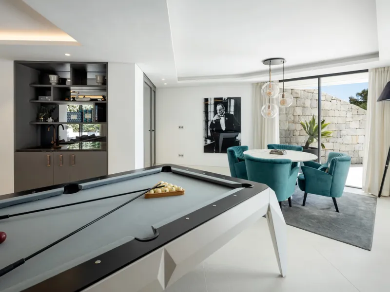 This is a contemporary 5-bedroom luxury villa for sale in the prestigious La Quinta Golf Resort, Benahavís, offering panoramic views and exceptional modern living in one of the Costa del Sol's most desirable gated communities.
