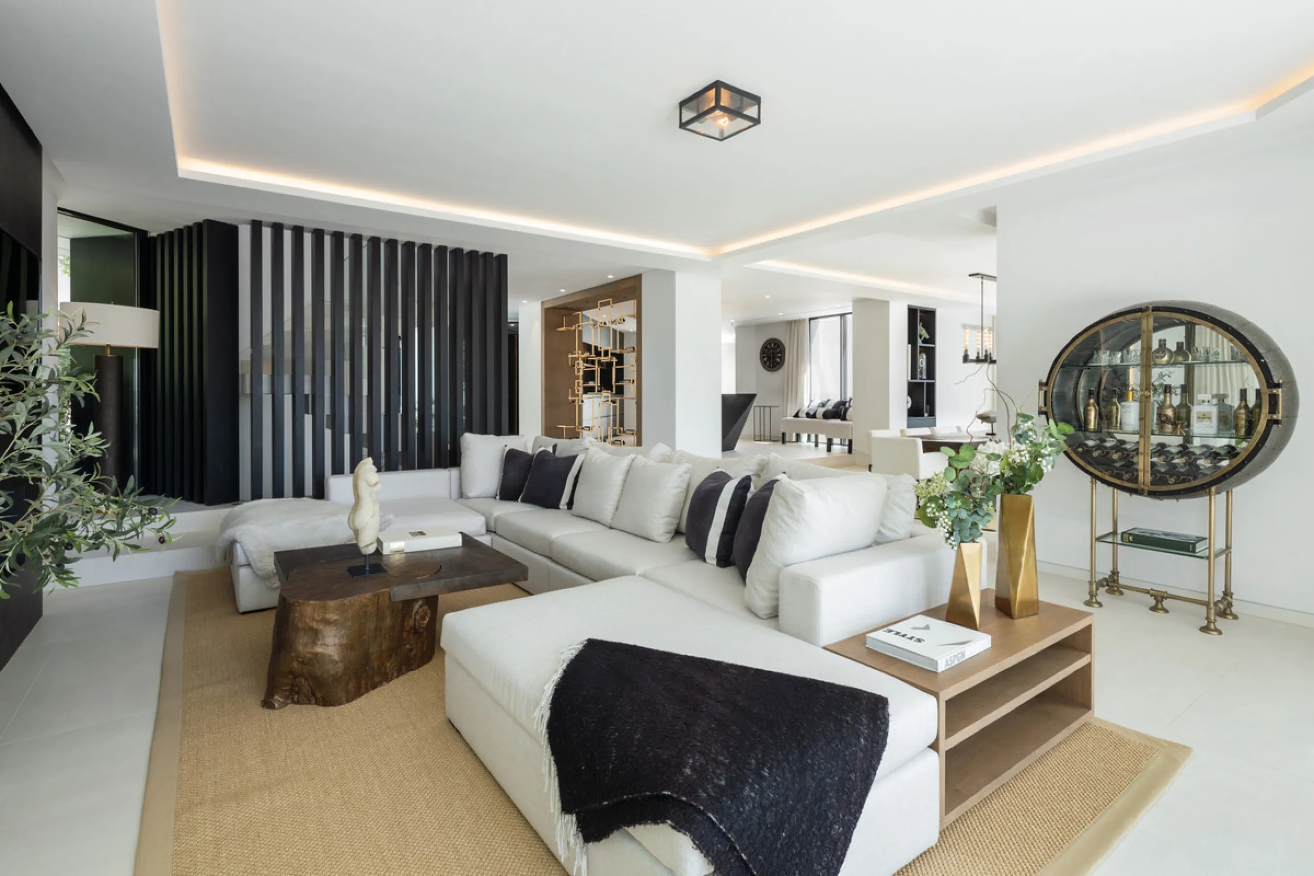 This is a contemporary 5-bedroom luxury villa for sale in the prestigious La Quinta Golf Resort, Benahavís, offering panoramic views and exceptional modern living in one of the Costa del Sol's most desirable gated communities.