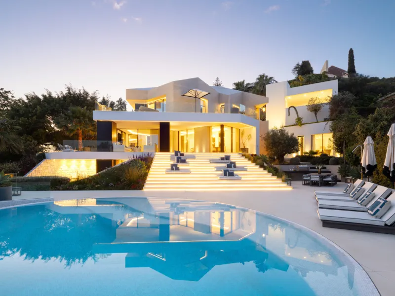 This is a contemporary 5-bedroom luxury villa for sale in the prestigious La Quinta Golf Resort, Benahavís, offering panoramic views and exceptional modern living in one of the Costa del Sol's most desirable gated communities.