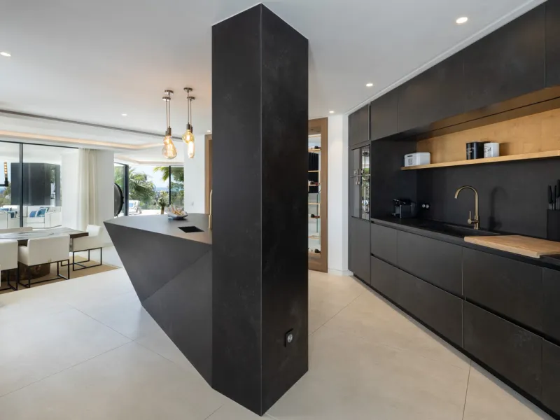 This is a contemporary 5-bedroom luxury villa for sale in the prestigious La Quinta Golf Resort, Benahavís, offering panoramic views and exceptional modern living in one of the Costa del Sol's most desirable gated communities.