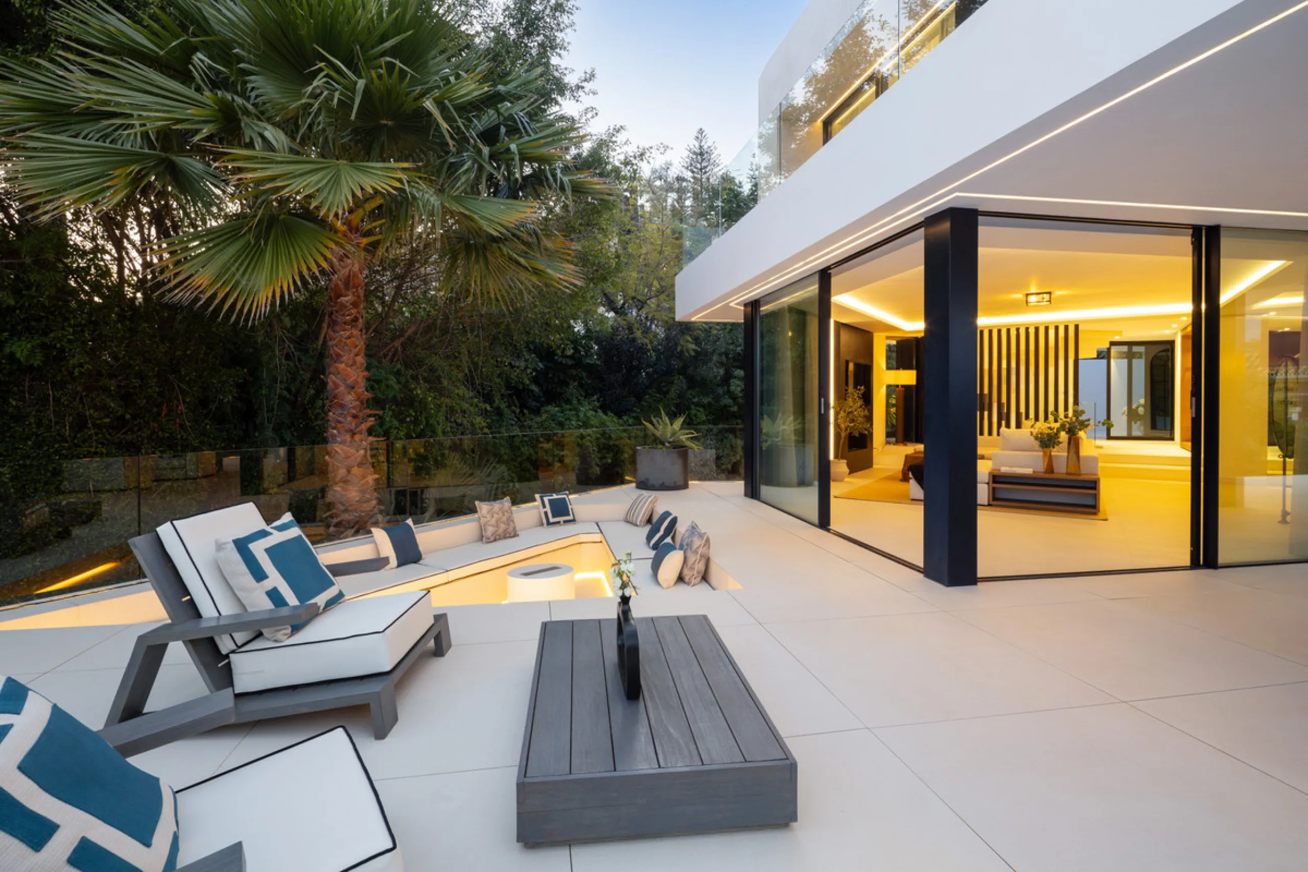 This is a contemporary 5-bedroom luxury villa for sale in the prestigious La Quinta Golf Resort, Benahavís, offering panoramic views and exceptional modern living in one of the Costa del Sol's most desirable gated communities.