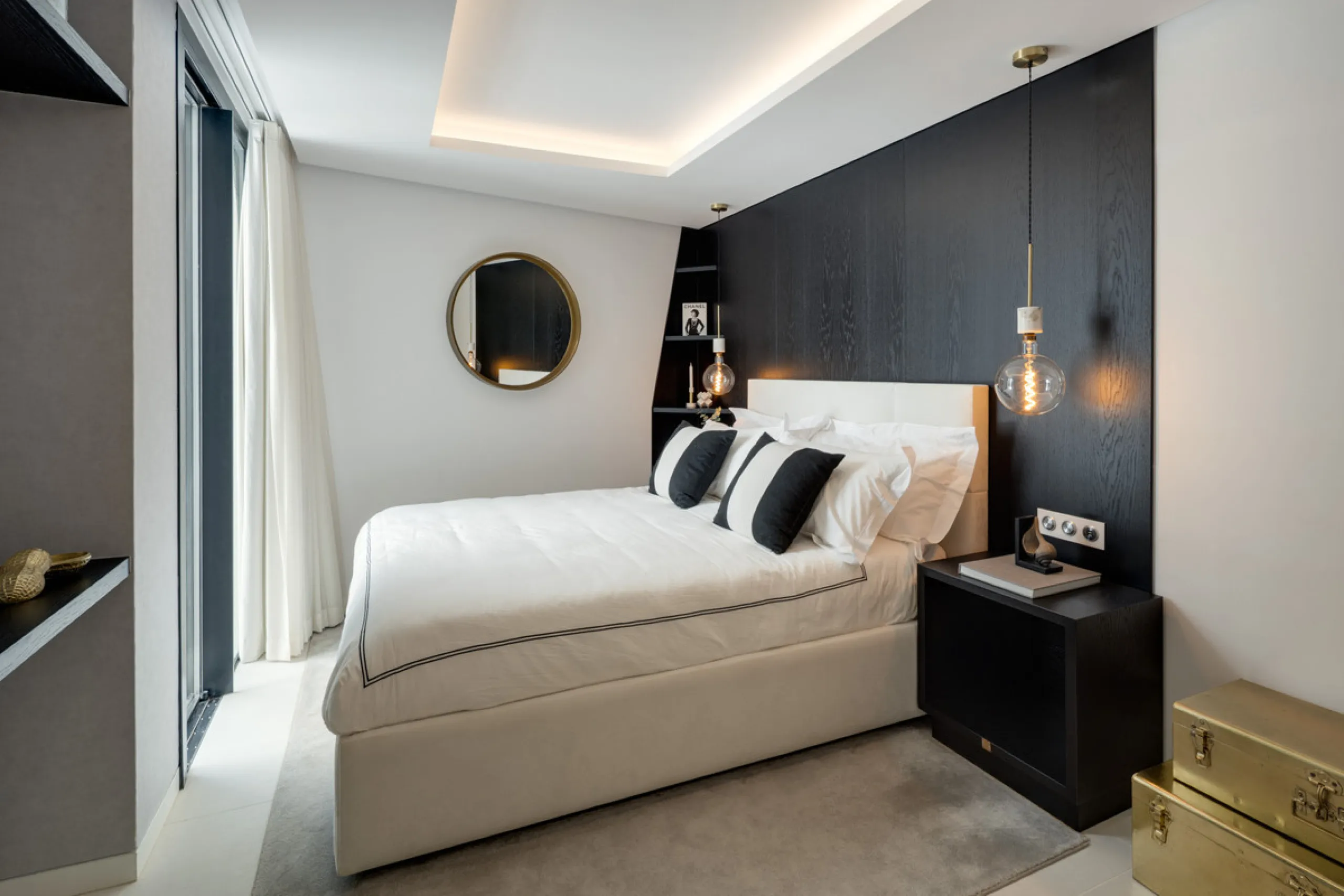 This is a contemporary 5-bedroom luxury villa for sale in the prestigious La Quinta Golf Resort, Benahavís, offering panoramic views and exceptional modern living in one of the Costa del Sol's most desirable gated communities.