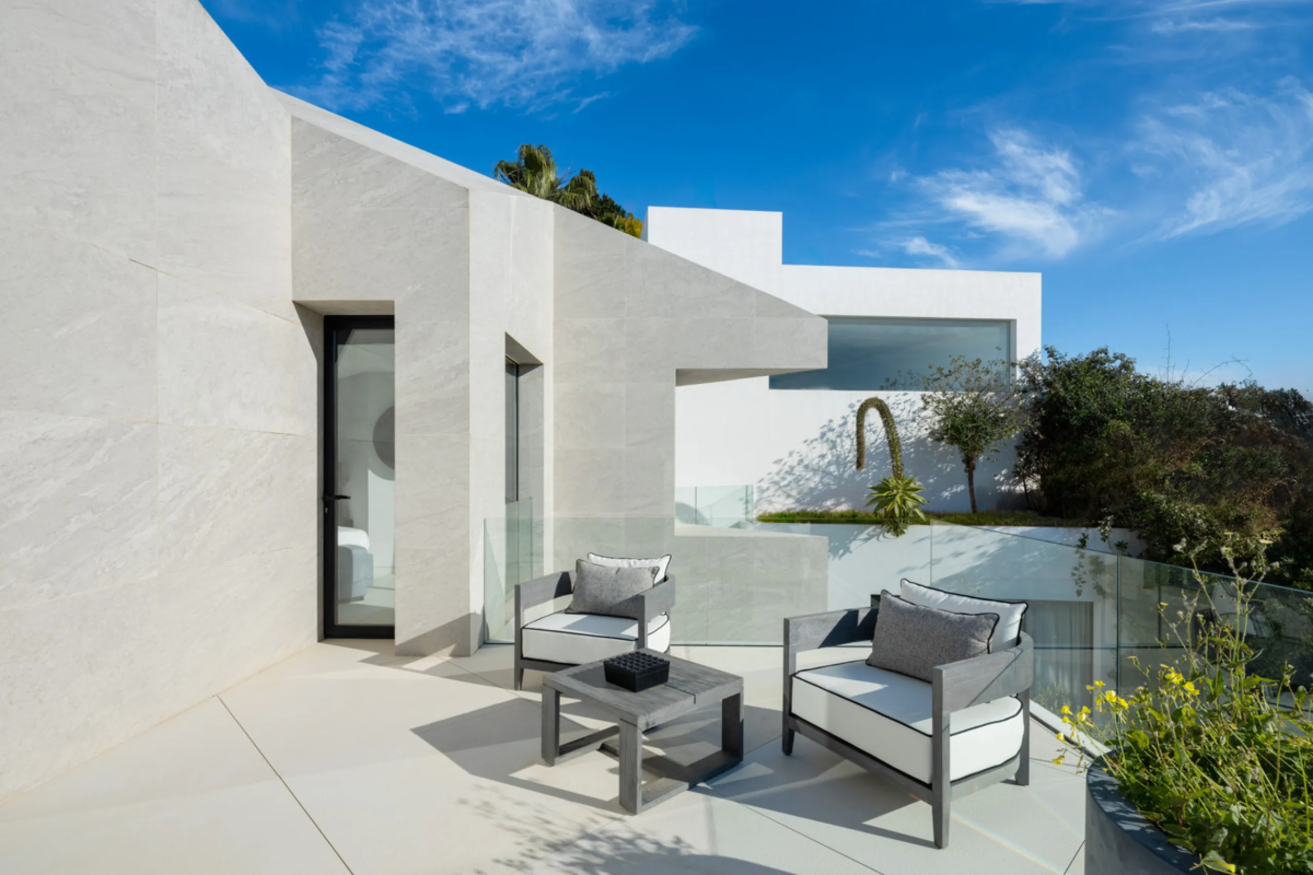 This is a contemporary 5-bedroom luxury villa for sale in the prestigious La Quinta Golf Resort, Benahavís, offering panoramic views and exceptional modern living in one of the Costa del Sol's most desirable gated communities.