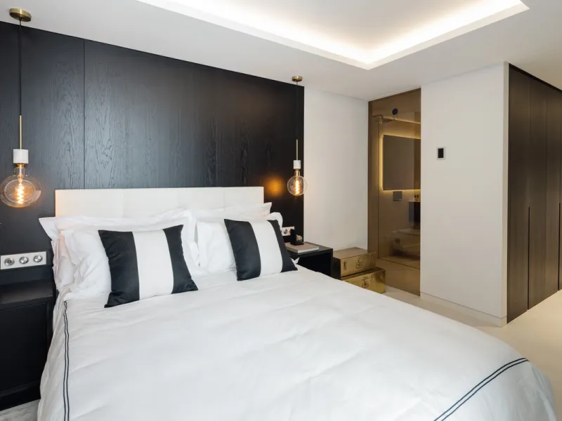 This is a contemporary 5-bedroom luxury villa for sale in the prestigious La Quinta Golf Resort, Benahavís, offering panoramic views and exceptional modern living in one of the Costa del Sol's most desirable gated communities.