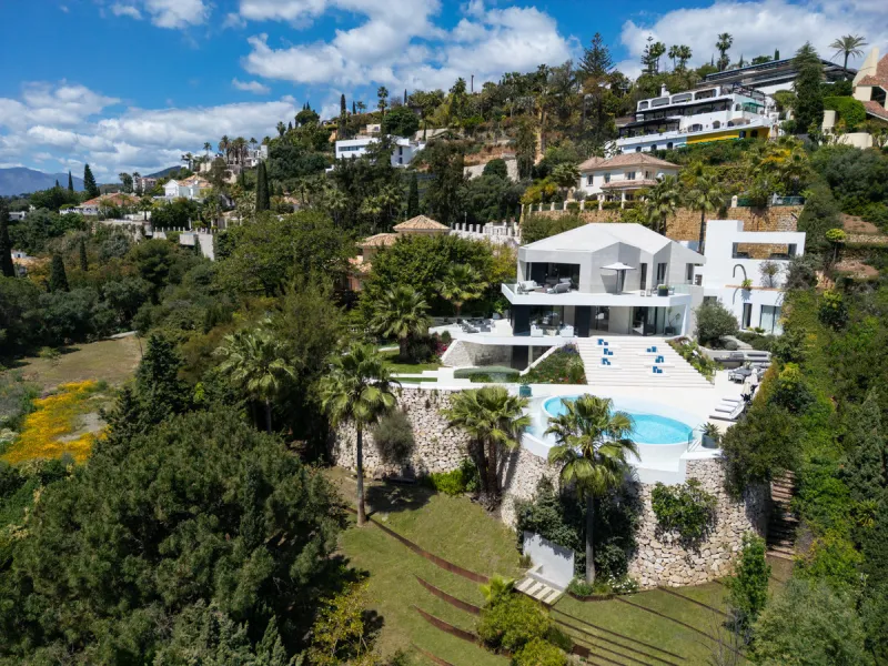 This is a contemporary 5-bedroom luxury villa for sale in the prestigious La Quinta Golf Resort, Benahavís, offering panoramic views and exceptional modern living in one of the Costa del Sol's most desirable gated communities.