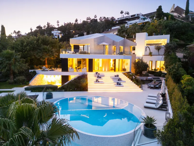 This is a contemporary 5-bedroom luxury villa for sale in the prestigious La Quinta Golf Resort, Benahavís, offering panoramic views and exceptional modern living in one of the Costa del Sol's most desirable gated communities.
