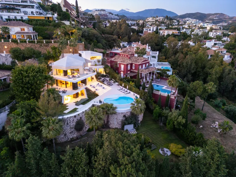 This is a contemporary 5-bedroom luxury villa for sale in the prestigious La Quinta Golf Resort, Benahavís, offering panoramic views and exceptional modern living in one of the Costa del Sol's most desirable gated communities.