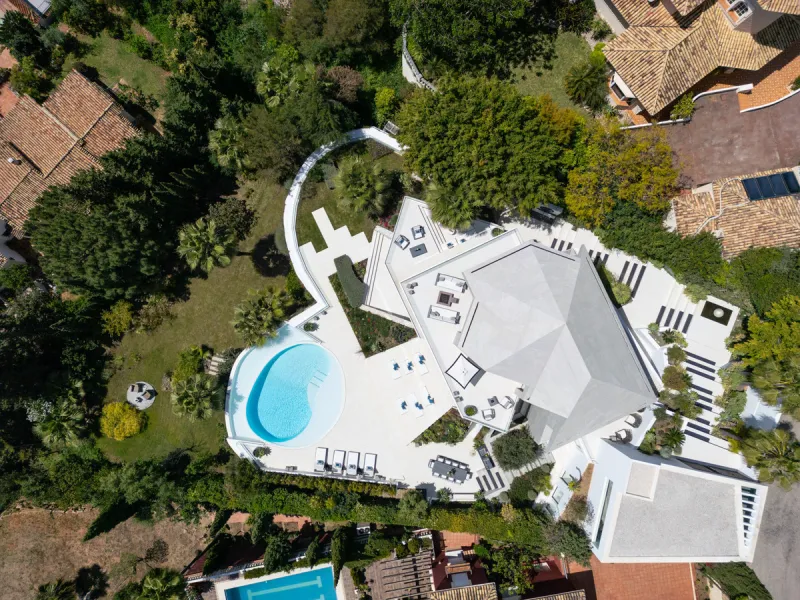 This is a contemporary 5-bedroom luxury villa for sale in the prestigious La Quinta Golf Resort, Benahavís, offering panoramic views and exceptional modern living in one of the Costa del Sol's most desirable gated communities.