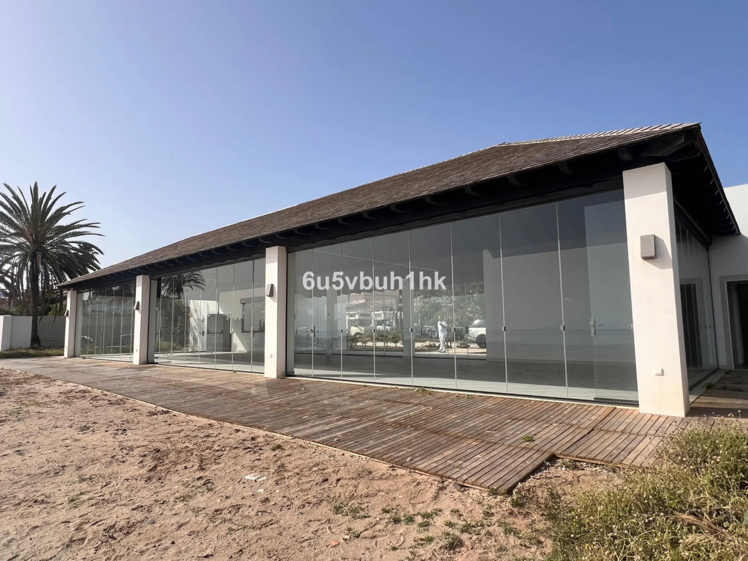 We present this beachfront restaurant/beach club in one of Marbella's most popular areas (Elviria).