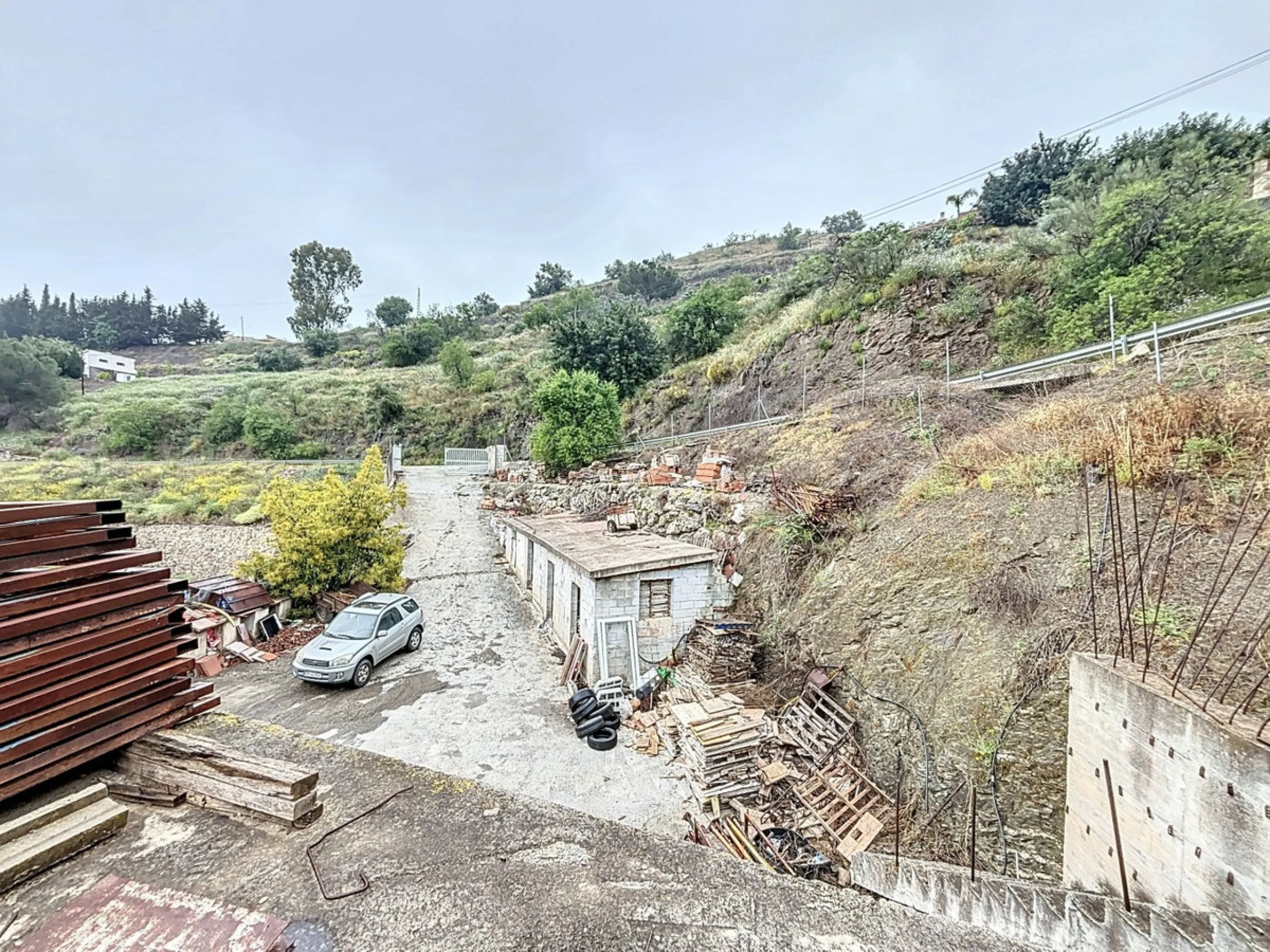 Near Arenas, nestled in the gentle hills of the Axarquía, lies this versatile property with several buildings and stables a true project for people with vision. On a plot of just over 2,200 m2, there are various partly connected structures with a total bu