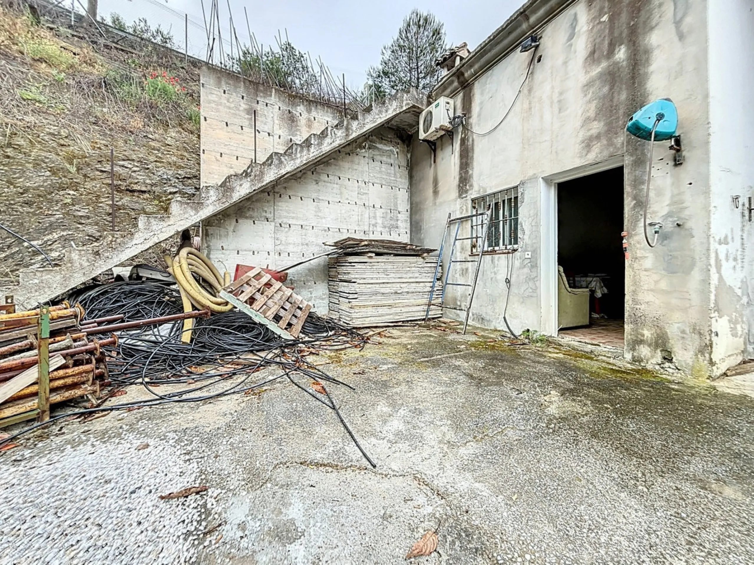 Near Arenas, nestled in the gentle hills of the Axarquía, lies this versatile property with several buildings and stables a true project for people with vision. On a plot of just over 2,200 m2, there are various partly connected structures with a total bu
