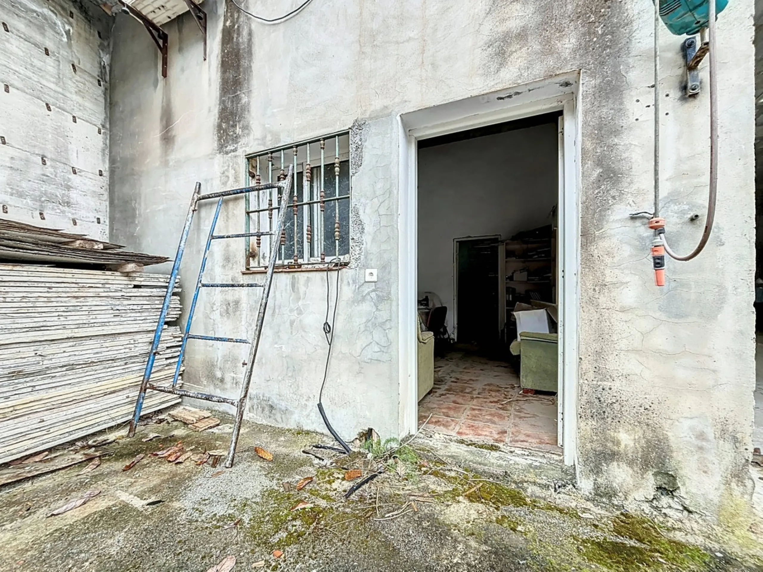 Near Arenas, nestled in the gentle hills of the Axarquía, lies this versatile property with several buildings and stables a true project for people with vision. On a plot of just over 2,200 m2, there are various partly connected structures with a total bu