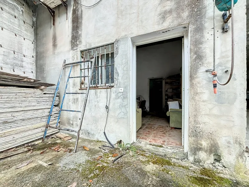Near Arenas, nestled in the gentle hills of the Axarquía, lies this versatile property with several buildings and stables a true project for people with vision. On a plot of just over 2,200 m2, there are various partly connected structures with a total bu