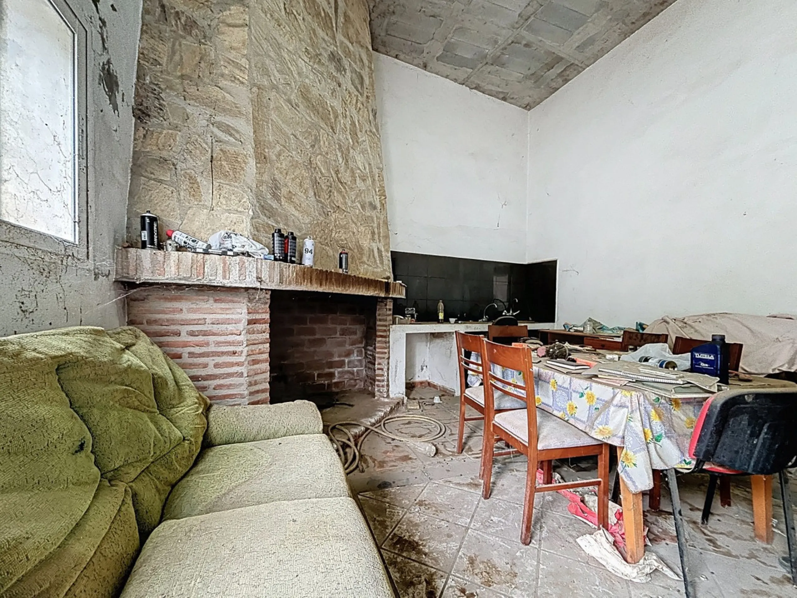 Near Arenas, nestled in the gentle hills of the Axarquía, lies this versatile property with several buildings and stables a true project for people with vision. On a plot of just over 2,200 m2, there are various partly connected structures with a total bu