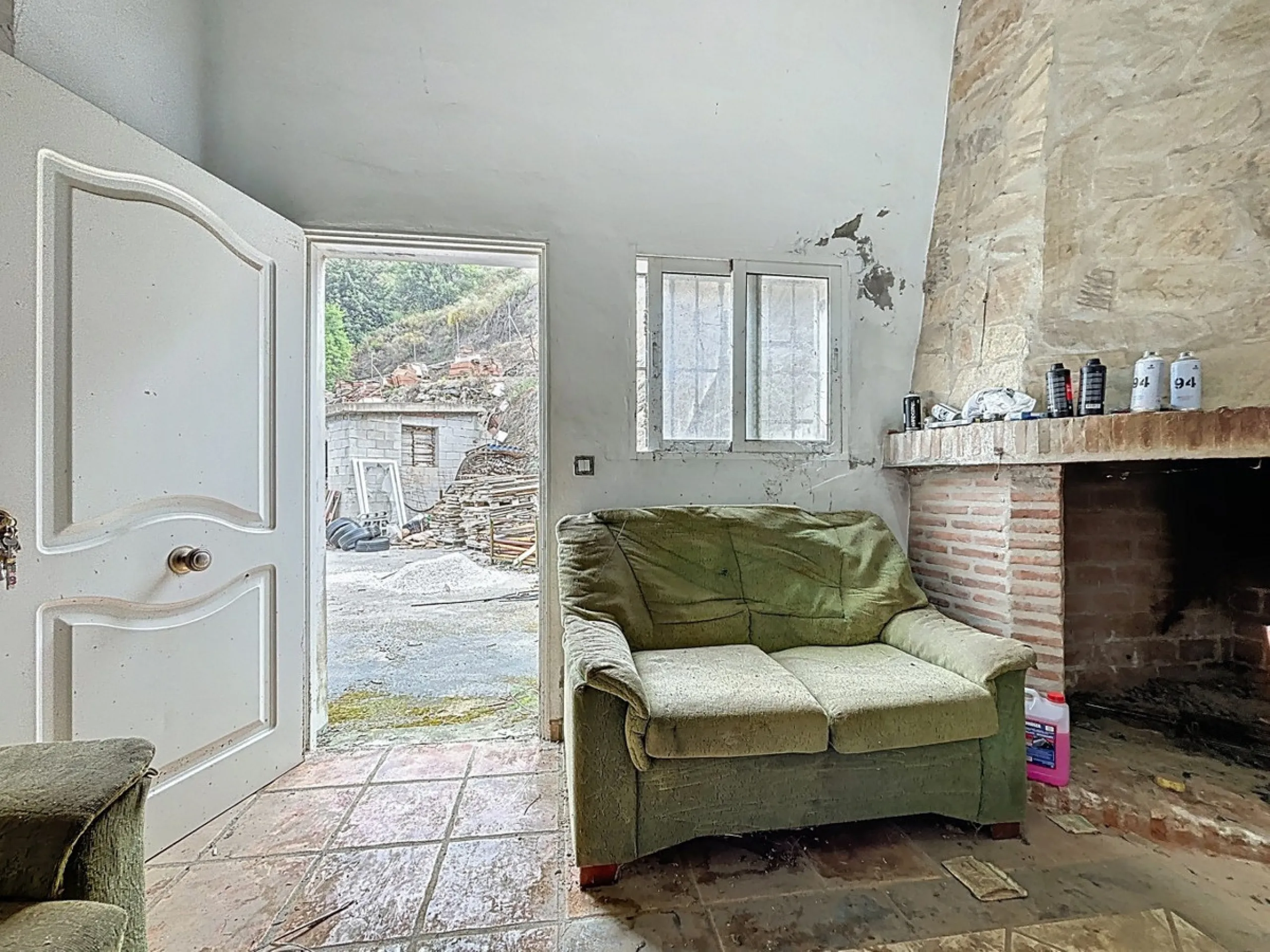 Near Arenas, nestled in the gentle hills of the Axarquía, lies this versatile property with several buildings and stables a true project for people with vision. On a plot of just over 2,200 m2, there are various partly connected structures with a total bu
