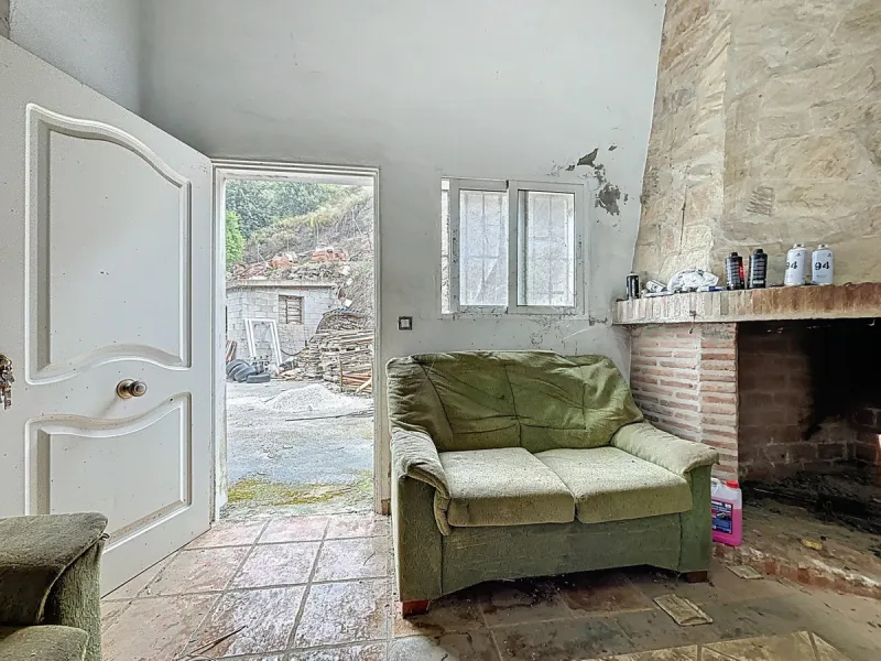 Near Arenas, nestled in the gentle hills of the Axarquía, lies this versatile property with several buildings and stables a true project for people with vision. On a plot of just over 2,200 m2, there are various partly connected structures with a total bu