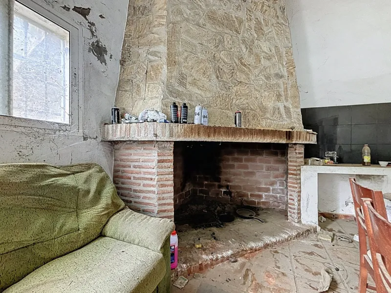 Near Arenas, nestled in the gentle hills of the Axarquía, lies this versatile property with several buildings and stables a true project for people with vision. On a plot of just over 2,200 m2, there are various partly connected structures with a total bu
