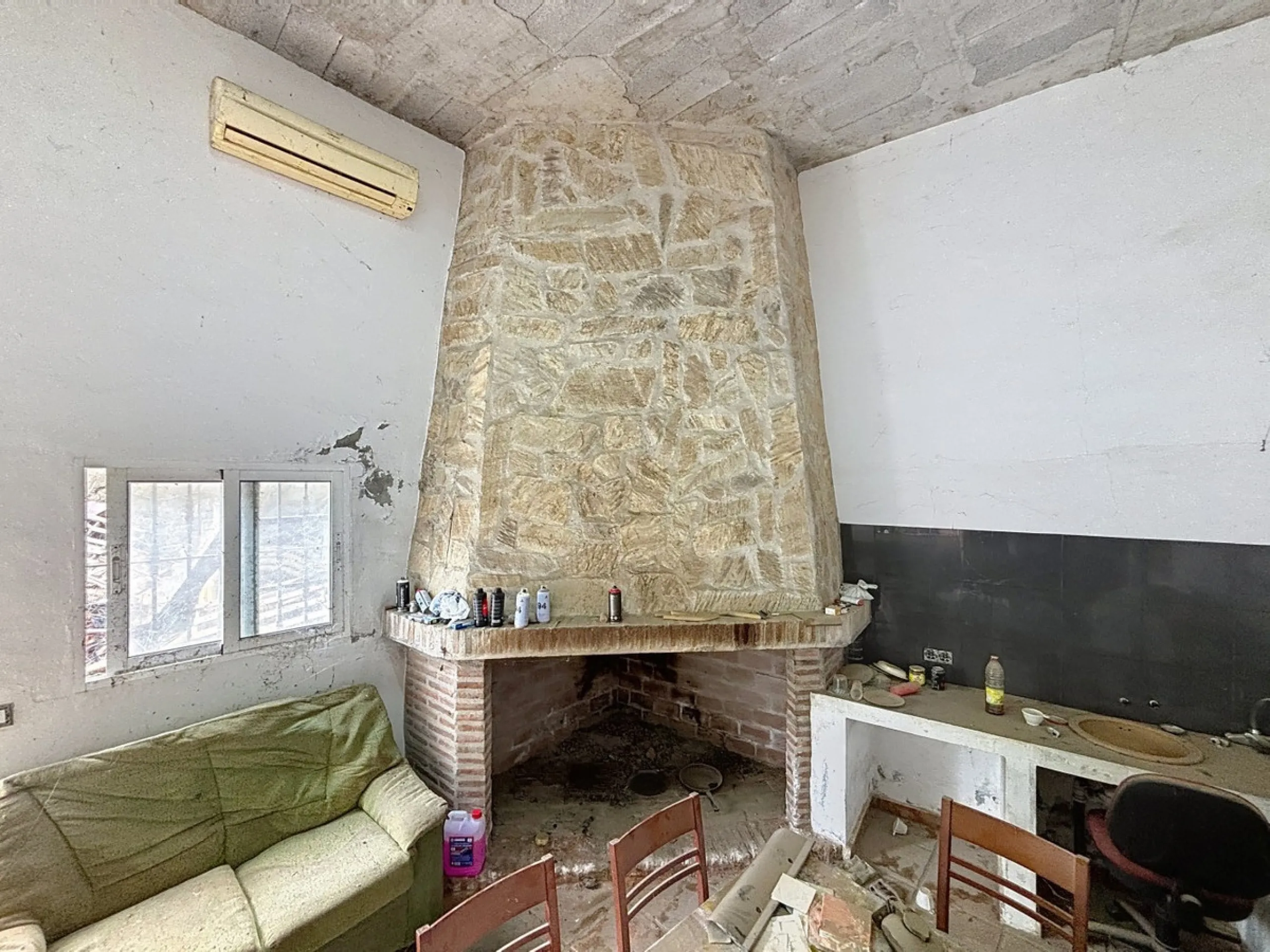 Near Arenas, nestled in the gentle hills of the Axarquía, lies this versatile property with several buildings and stables a true project for people with vision. On a plot of just over 2,200 m2, there are various partly connected structures with a total bu