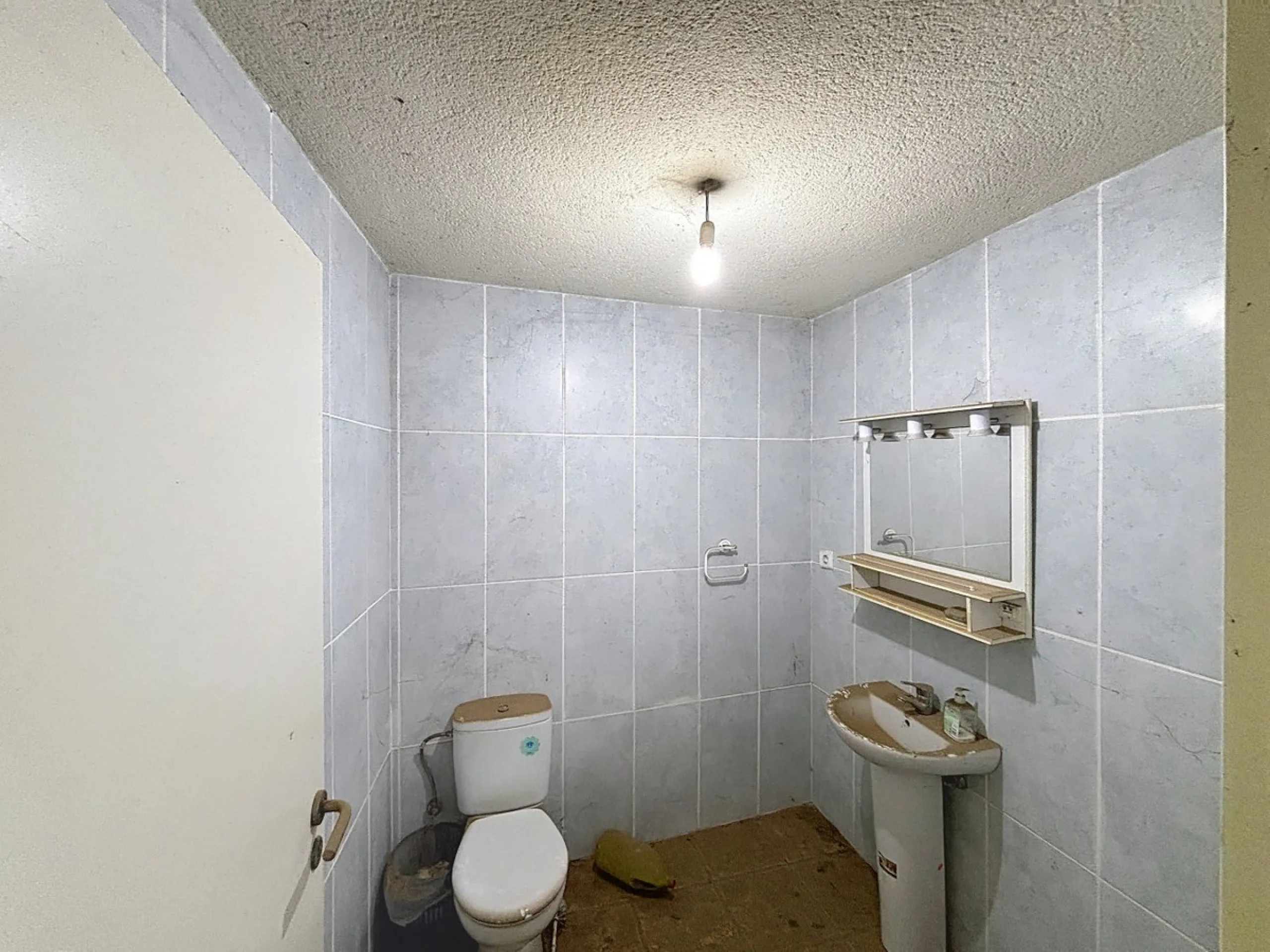 Near Arenas, nestled in the gentle hills of the Axarquía, lies this versatile property with several buildings and stables a true project for people with vision. On a plot of just over 2,200 m2, there are various partly connected structures with a total bu