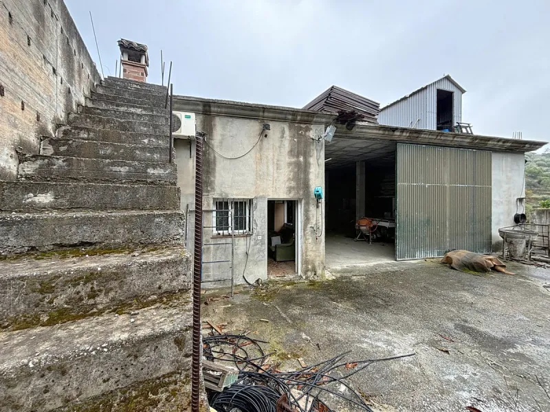Near Arenas, nestled in the gentle hills of the Axarquía, lies this versatile property with several buildings and stables a true project for people with vision. On a plot of just over 2,200 m2, there are various partly connected structures with a total bu