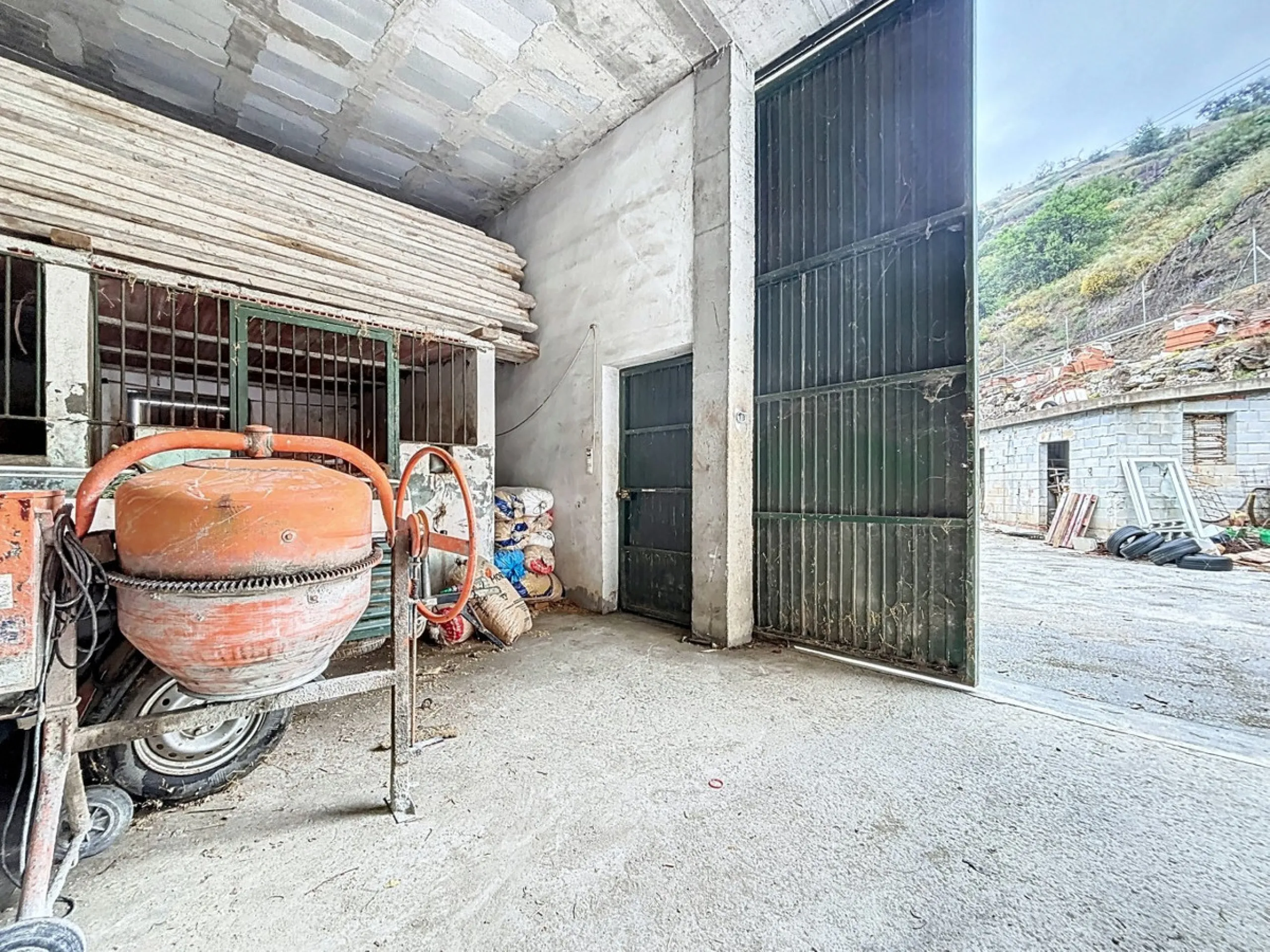 Near Arenas, nestled in the gentle hills of the Axarquía, lies this versatile property with several buildings and stables a true project for people with vision. On a plot of just over 2,200 m2, there are various partly connected structures with a total bu