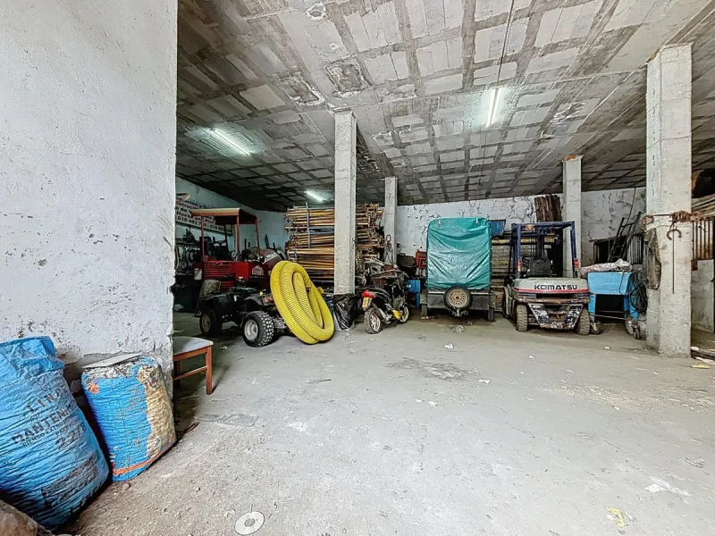 Near Arenas, nestled in the gentle hills of the Axarquía, lies this versatile property with several buildings and stables a true project for people with vision. On a plot of just over 2,200 m2, there are various partly connected structures with a total bu