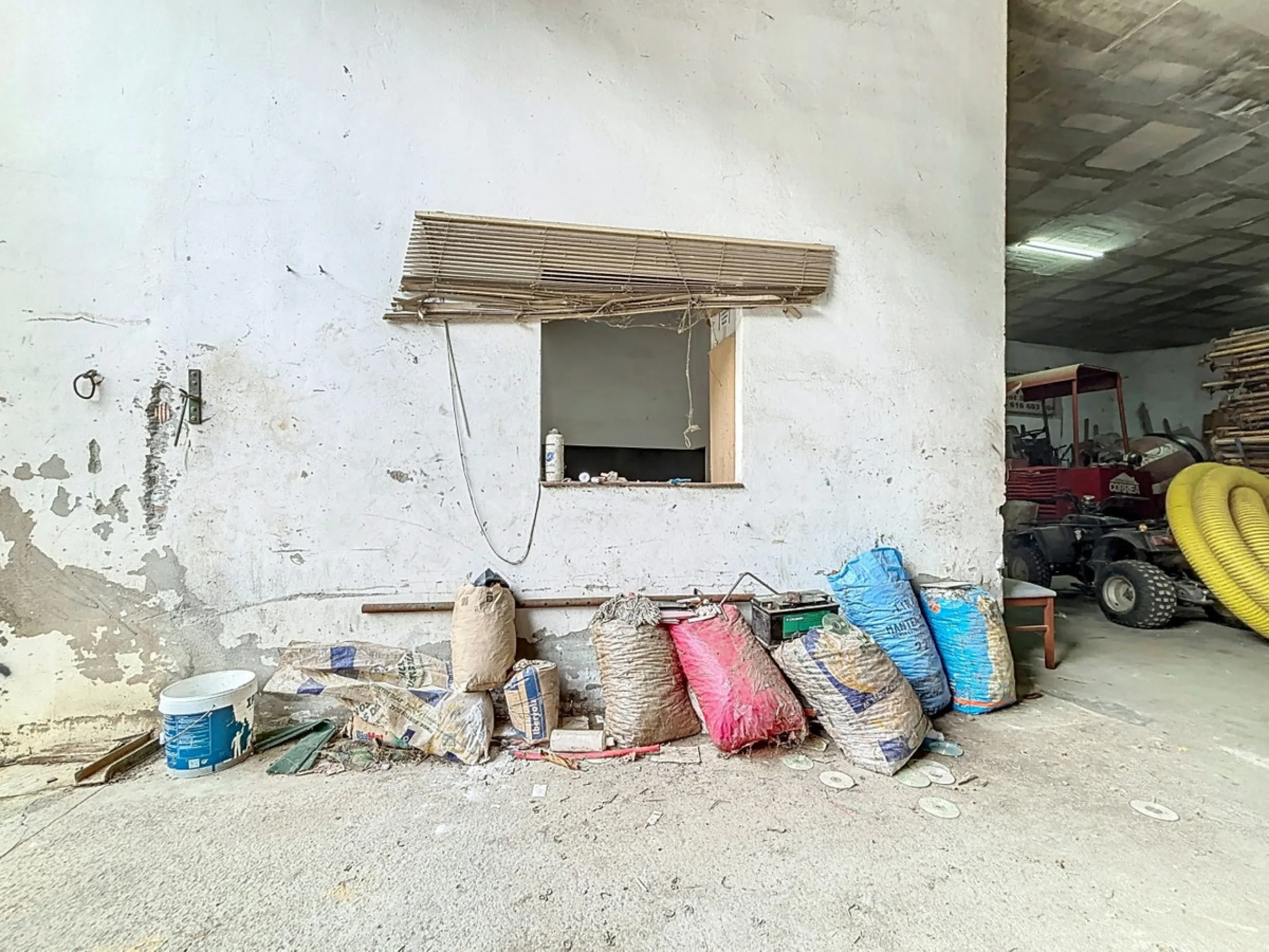 Near Arenas, nestled in the gentle hills of the Axarquía, lies this versatile property with several buildings and stables a true project for people with vision. On a plot of just over 2,200 m2, there are various partly connected structures with a total bu