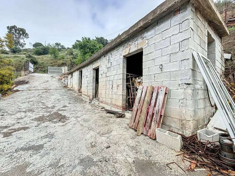 Near Arenas, nestled in the gentle hills of the Axarquía, lies this versatile property with several buildings and stables a true project for people with vision. On a plot of just over 2,200 m2, there are various partly connected structures with a total bu