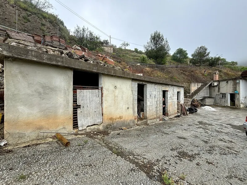 Near Arenas, nestled in the gentle hills of the Axarquía, lies this versatile property with several buildings and stables a true project for people with vision. On a plot of just over 2,200 m2, there are various partly connected structures with a total bu