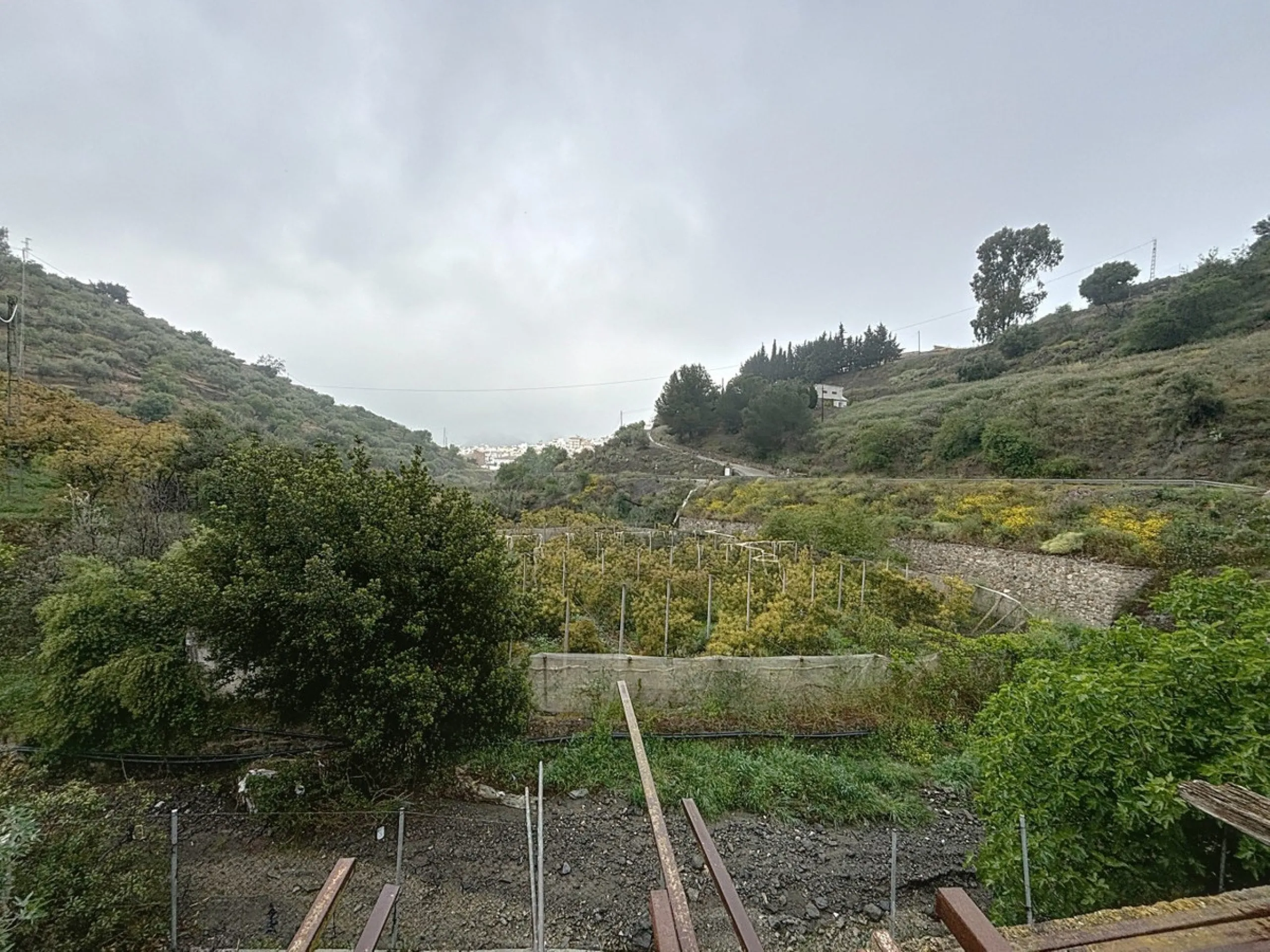 Near Arenas, nestled in the gentle hills of the Axarquía, lies this versatile property with several buildings and stables a true project for people with vision. On a plot of just over 2,200 m2, there are various partly connected structures with a total bu