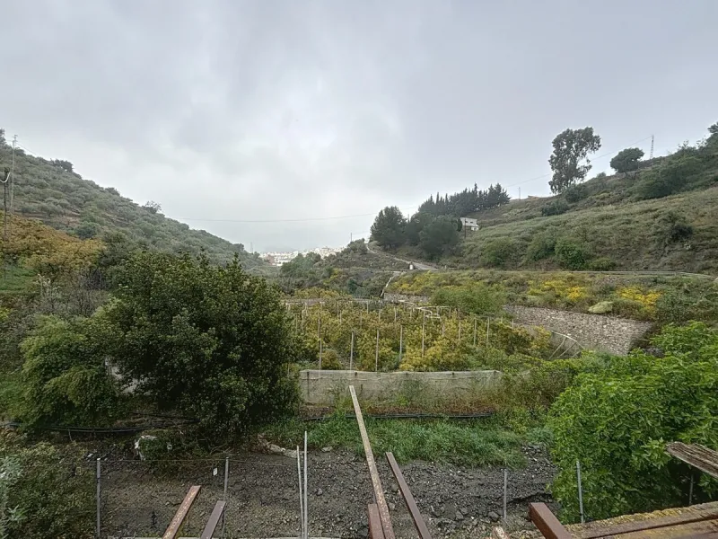 Near Arenas, nestled in the gentle hills of the Axarquía, lies this versatile property with several buildings and stables a true project for people with vision. On a plot of just over 2,200 m2, there are various partly connected structures with a total bu