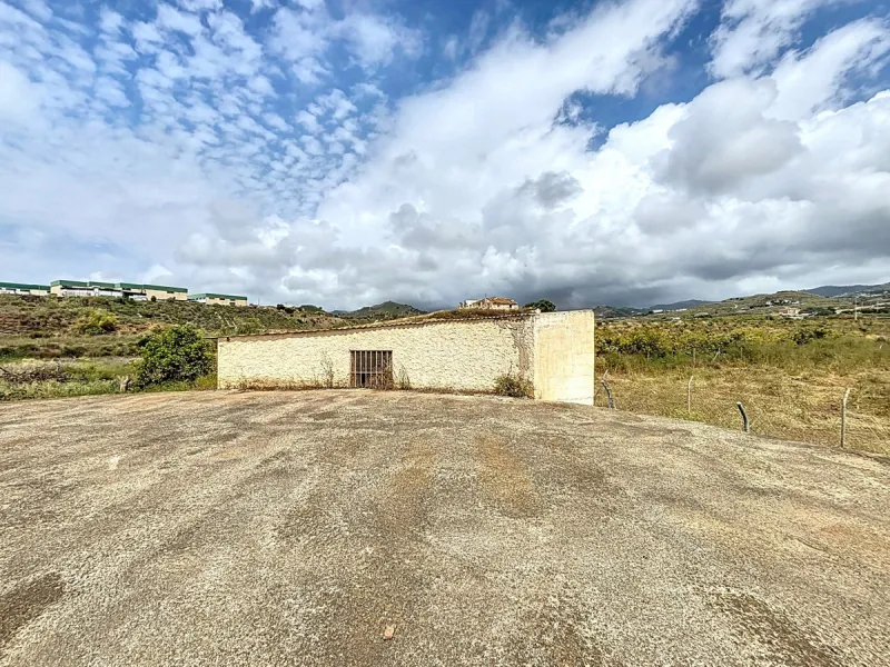 Nestled in the rolling hills of Valle Niza, this expansive agricultural estate of approximately 80,000 m2 offers a rare opportunity for farmers, investors, or visionaries seeking a versatile plot of land. The property features a large water reservoir with