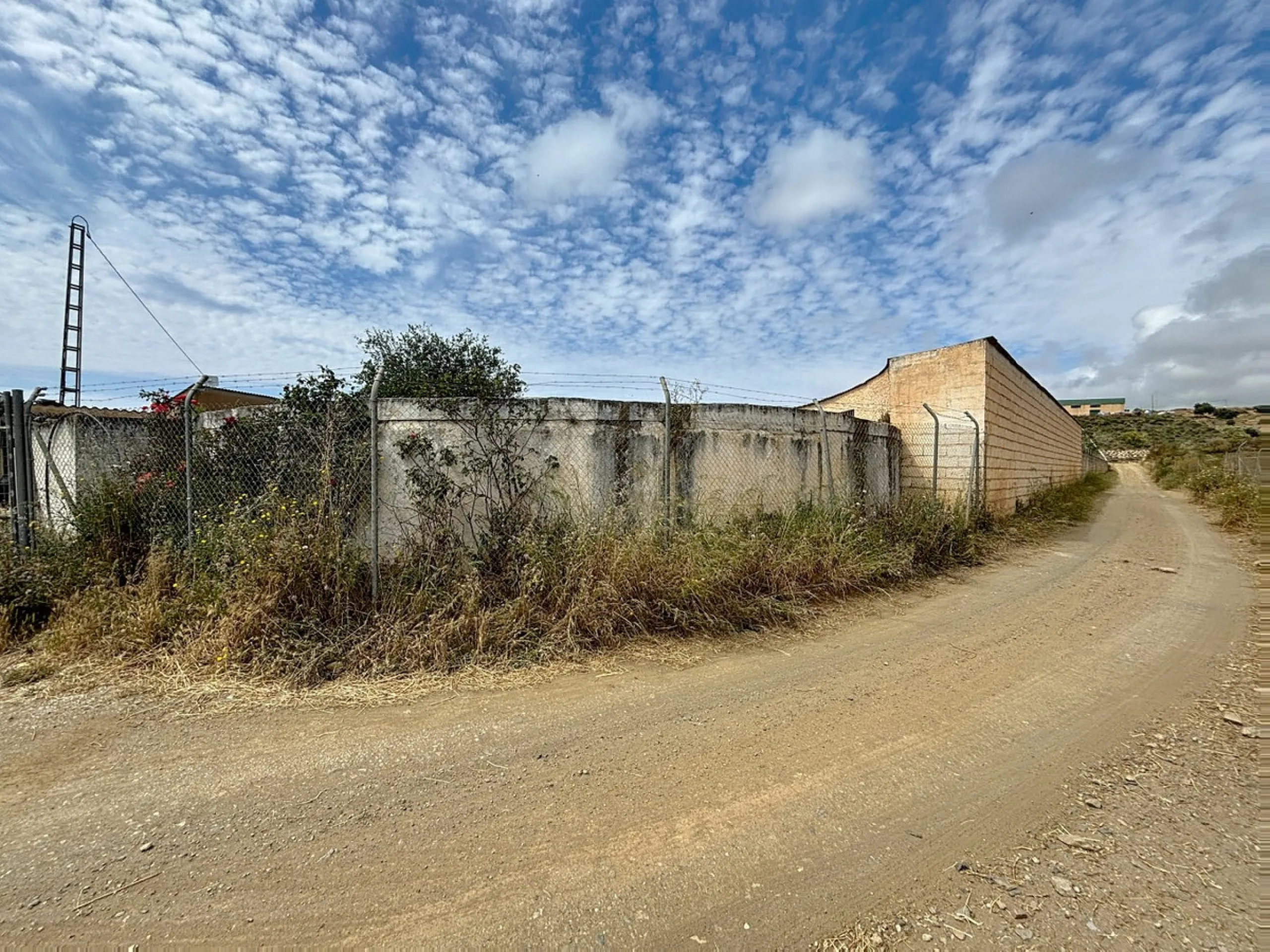 Nestled in the rolling hills of Valle Niza, this expansive agricultural estate of approximately 80,000 m2 offers a rare opportunity for farmers, investors, or visionaries seeking a versatile plot of land. The property features a large water reservoir with