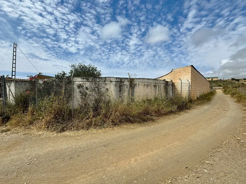 Nestled in the rolling hills of Valle Niza, this expansive agricultural estate of approximately 80,000 m2 offers a rare opportunity for farmers, investors, or visionaries seeking a versatile plot of land. The property features a large water reservoir with