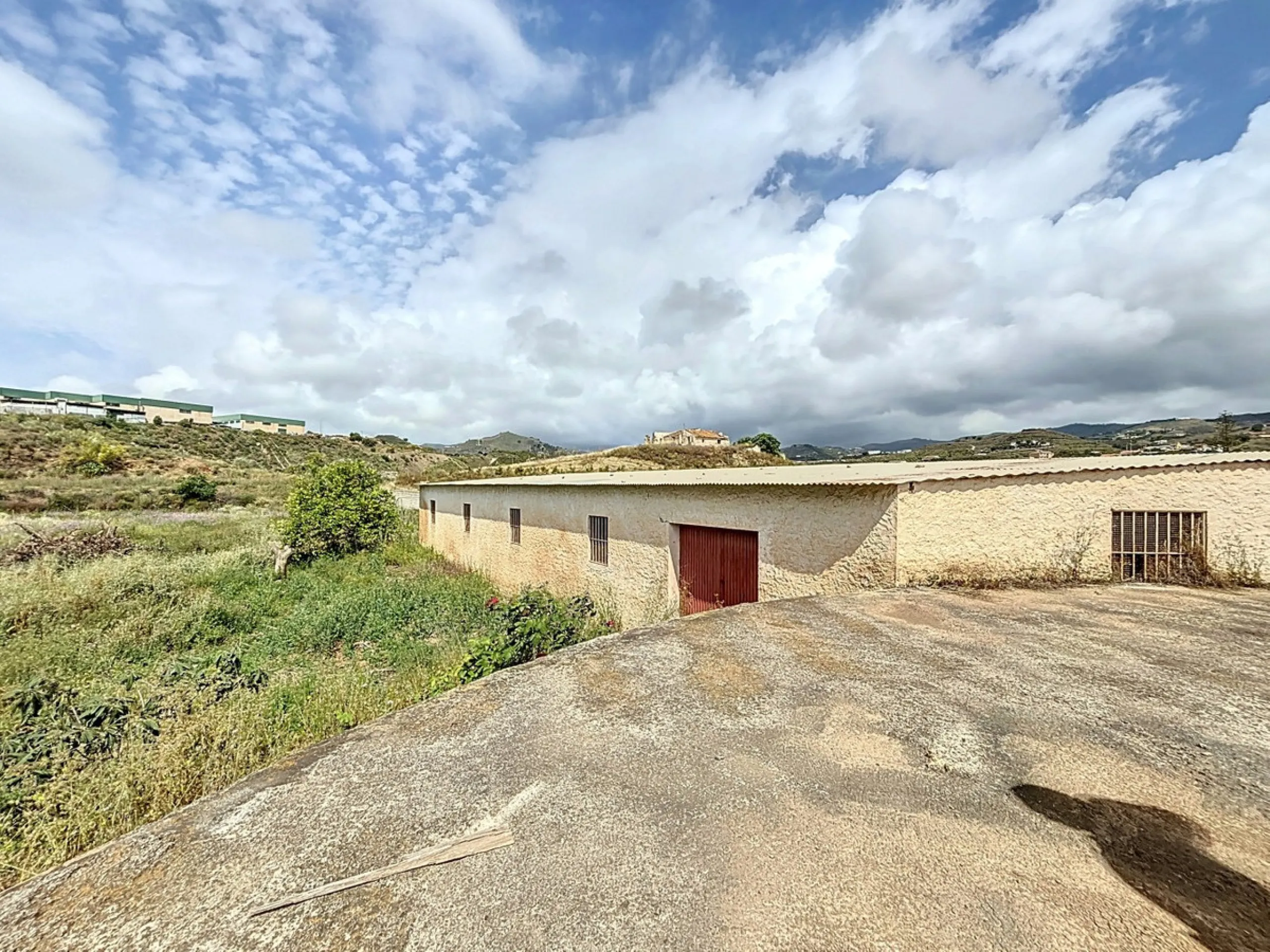 Nestled in the rolling hills of Valle Niza, this expansive agricultural estate of approximately 80,000 m2 offers a rare opportunity for farmers, investors, or visionaries seeking a versatile plot of land. The property features a large water reservoir with