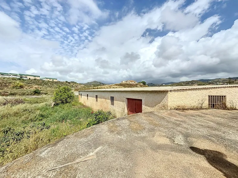 Nestled in the rolling hills of Valle Niza, this expansive agricultural estate of approximately 80,000 m2 offers a rare opportunity for farmers, investors, or visionaries seeking a versatile plot of land. The property features a large water reservoir with