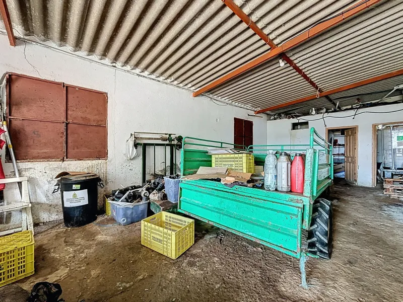 Nestled in the rolling hills of Valle Niza, this expansive agricultural estate of approximately 80,000 m2 offers a rare opportunity for farmers, investors, or visionaries seeking a versatile plot of land. The property features a large water reservoir with