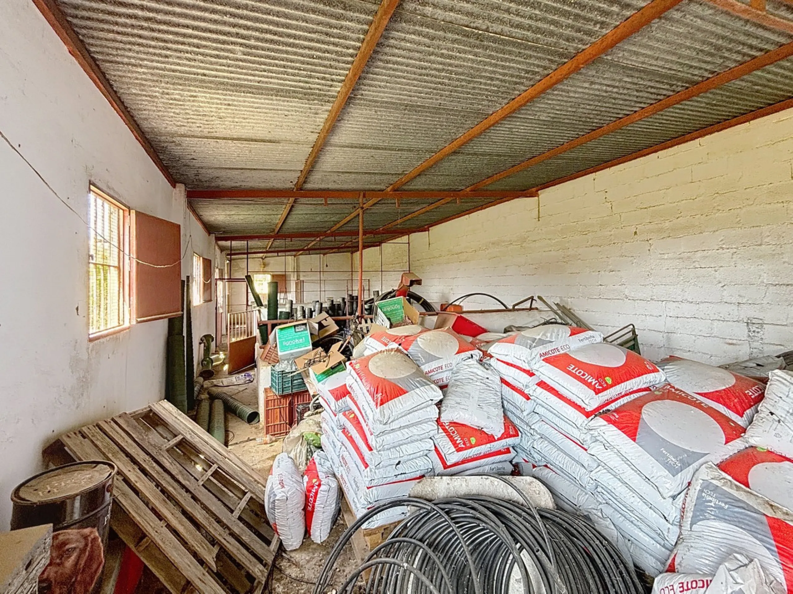 Nestled in the rolling hills of Valle Niza, this expansive agricultural estate of approximately 80,000 m2 offers a rare opportunity for farmers, investors, or visionaries seeking a versatile plot of land. The property features a large water reservoir with