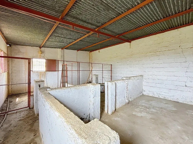 Nestled in the rolling hills of Valle Niza, this expansive agricultural estate of approximately 80,000 m2 offers a rare opportunity for farmers, investors, or visionaries seeking a versatile plot of land. The property features a large water reservoir with