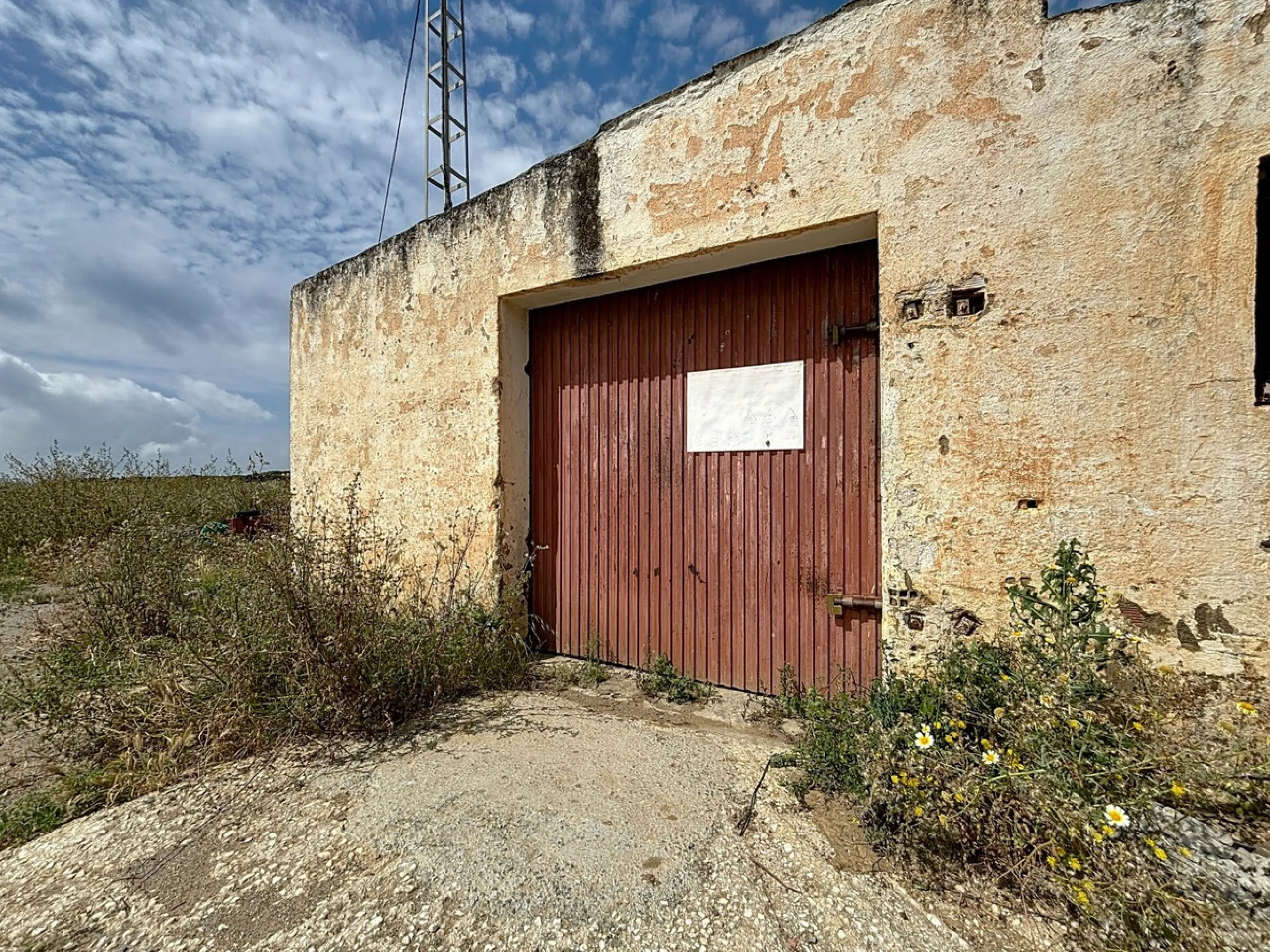 Nestled in the rolling hills of Valle Niza, this expansive agricultural estate of approximately 80,000 m2 offers a rare opportunity for farmers, investors, or visionaries seeking a versatile plot of land. The property features a large water reservoir with