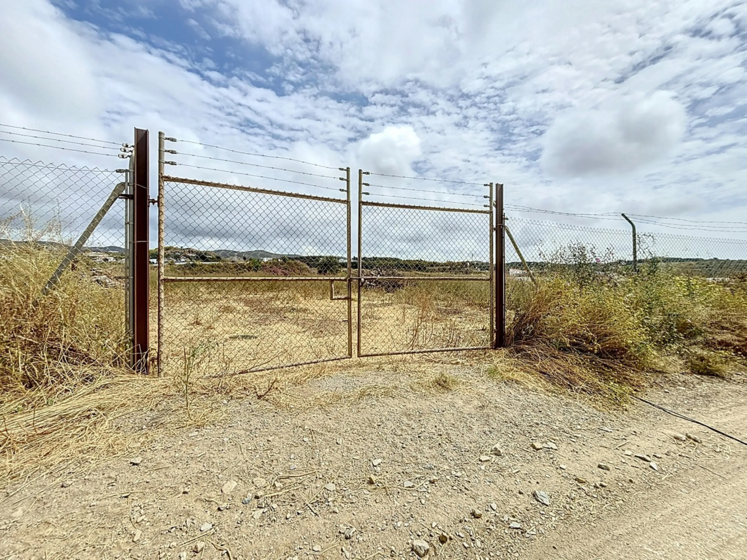 Nestled in the rolling hills of Valle Niza, this expansive agricultural estate of approximately 80,000 m2 offers a rare opportunity for farmers, investors, or visionaries seeking a versatile plot of land. The property features a large water reservoir with