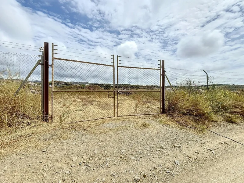 Nestled in the rolling hills of Valle Niza, this expansive agricultural estate of approximately 80,000 m2 offers a rare opportunity for farmers, investors, or visionaries seeking a versatile plot of land. The property features a large water reservoir with
