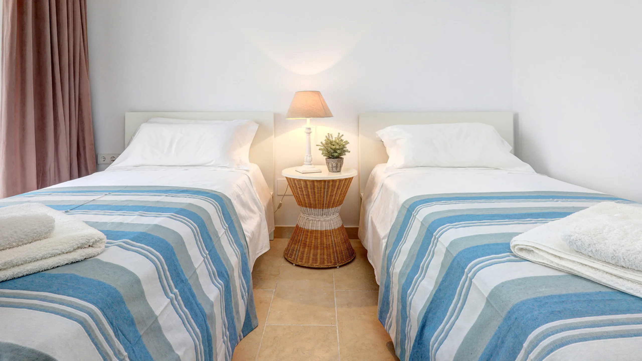 Diese elegante Erdgeschosswohnung liegt in der exklusiven Wohnanlage Terrazas de Cortesin, mitten im weltbekannten Finca Cortesin Golf Resort in Casares. Bekannt für seinen Meisterschaftsgolfplatz (Austragungsort des Solheim Cups 2023)