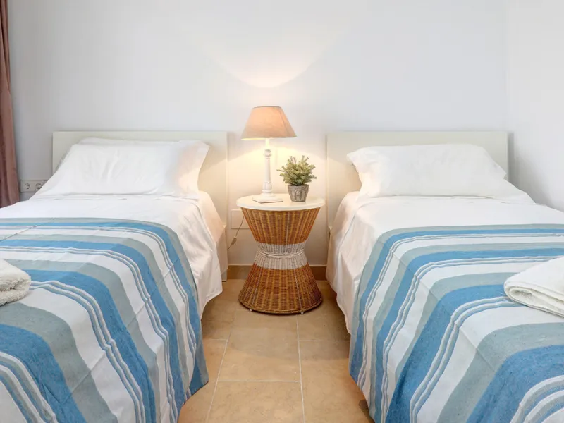 Diese elegante Erdgeschosswohnung liegt in der exklusiven Wohnanlage Terrazas de Cortesin, mitten im weltbekannten Finca Cortesin Golf Resort in Casares. Bekannt für seinen Meisterschaftsgolfplatz (Austragungsort des Solheim Cups 2023)