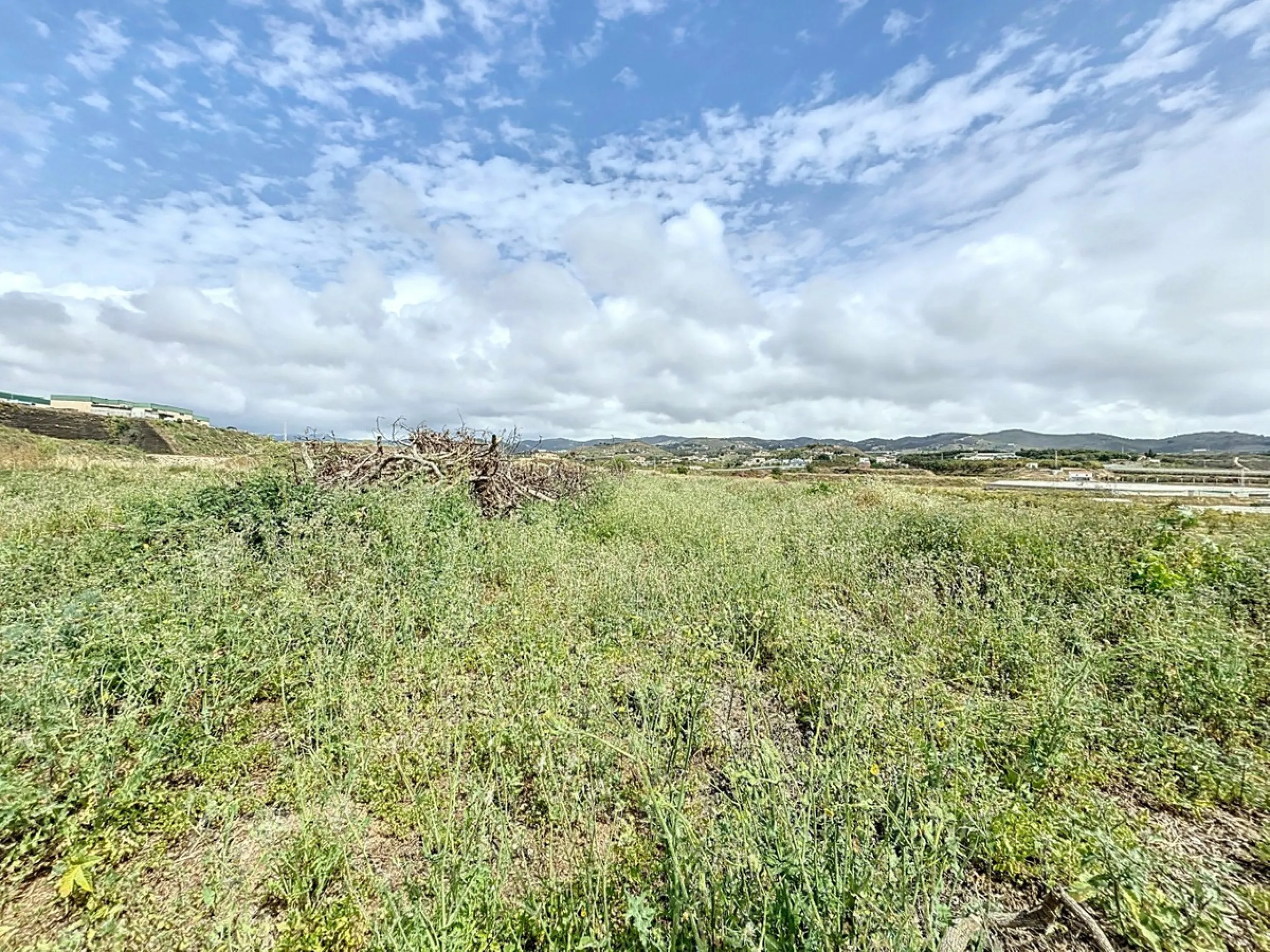 Nestled in the rolling hills of Valle Niza, this expansive agricultural estate of approximately 80,000 m2 offers a rare opportunity for farmers, investors, or visionaries seeking a versatile plot of land. The property features a large water reservoir with
