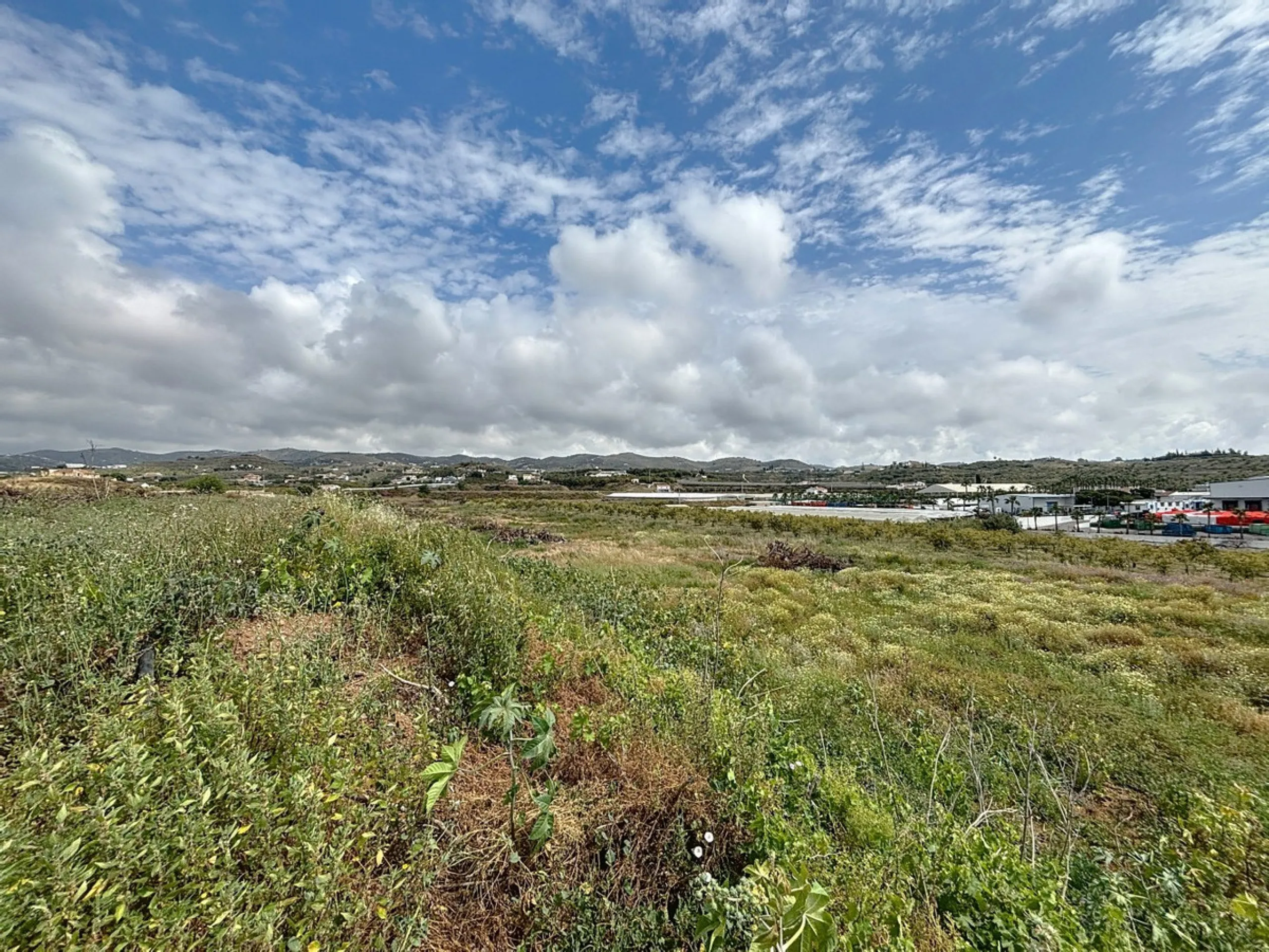Nestled in the rolling hills of Valle Niza, this expansive agricultural estate of approximately 80,000 m2 offers a rare opportunity for farmers, investors, or visionaries seeking a versatile plot of land. The property features a large water reservoir with