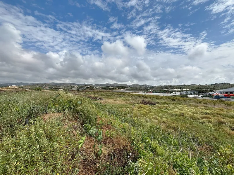 Nestled in the rolling hills of Valle Niza, this expansive agricultural estate of approximately 80,000 m2 offers a rare opportunity for farmers, investors, or visionaries seeking a versatile plot of land. The property features a large water reservoir with